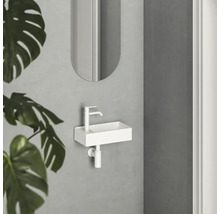 Malé umyvadlo v koupelně se zrcadlem a rostlinou