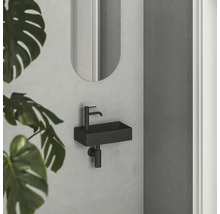 Moderní koupelna s černým umyvadlem, baterií a zrcadlem