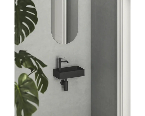 Moderní koupelna s černým umyvadlem, baterií a zrcadlem