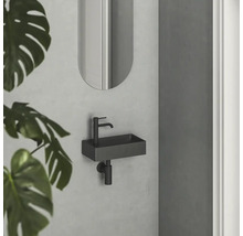 Moderní koupelna s obdélníkovým umyvadlem, baterií, sifonem a zrcadlem