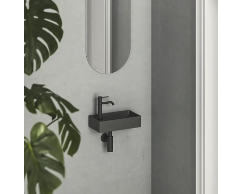 Moderní koupelna s obdélníkovým umyvadlem, baterií, sifonem a zrcadlem