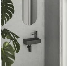 Moderní koupelna s obdélníkovým umyvadlem a zrcadlem