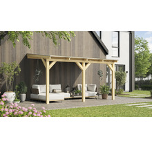 Kryté patio s dřevěným rámem a zahradním nábytkem