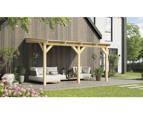 Kryté patio s dřevěným rámem a zahradním nábytkem