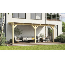 Zastřešená terasa s dřevěnou konstrukcí, sedacím nábytkem a dekorací v zahradě.