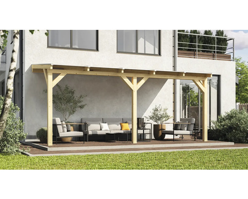 Zastřešená terasa s dřevěnou konstrukcí, sedacím nábytkem a dekorací v zahradě.