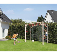 Herní věž s lezeckou sítí a dětmi hrajícími si na zahradě.