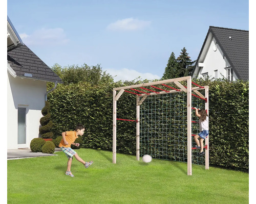 Herní věž s lezeckou sítí a dětmi hrajícími si na zahradě.