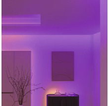 Dekorativní prostor s nepřímým osvětlením a minimalistickým designem