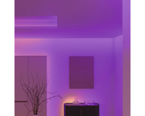 Dekorativní prostor s nepřímým osvětlením a minimalistickým designem