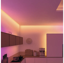 Moderní kuchyně s LED osvětlením pro atmosférické prostředí.