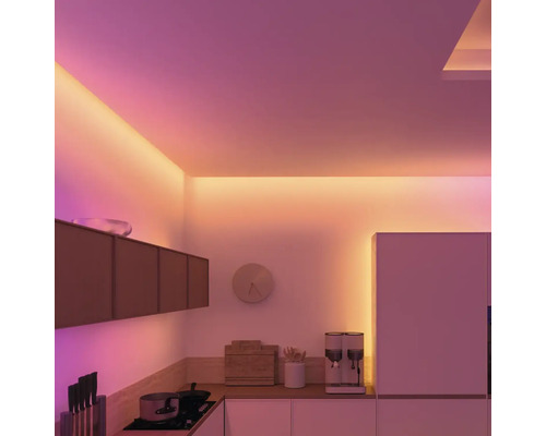 Moderní kuchyně s LED osvětlením pro atmosférické prostředí.