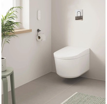 Závěsné sprchové WC v moderně designované koupelně.