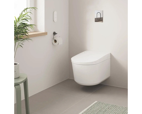 Závěsné sprchové WC v moderně designované koupelně.