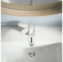 Umyvadlová baterie v koupelně se zrcadlem