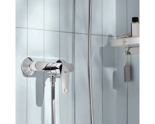 Nástěnná sprchová baterie v koupelně