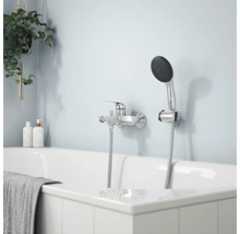 Koupelnová armatura s ruční sprchou namontovaná na vaně