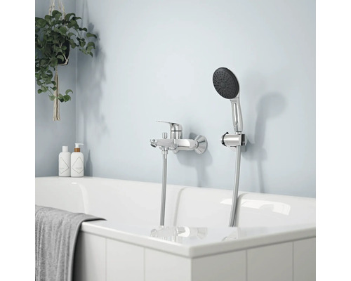 Koupelnová armatura s ruční sprchou namontovaná na vaně