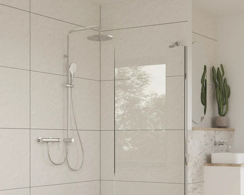 Walk-in sprcha s termostatickou sprchovou baterií, hlavovou a ruční sprchou v moderní koupelně