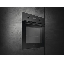 Černá vestavná trouba s ovládacími prvky a průhledným okénkem