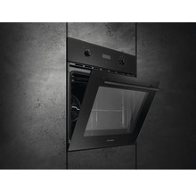 Černá vestavná trouba s otevřenými dvířky.