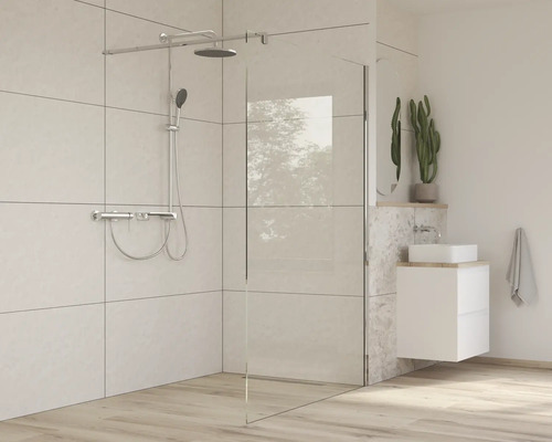 Koupelna s bezbariérovým sprchovým koutem, umyvadlem a rostlinou