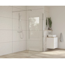 Koupelna se sprchovým koutem, umyvadlem a zrcadlem