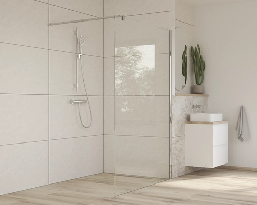 Koupelna se sprchovým koutem, umyvadlem a zrcadlem