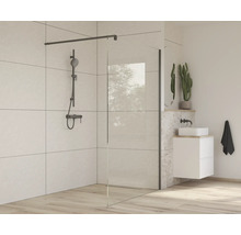 Koupelna se sprchovým koutem, sprchovou baterií a umyvadlem