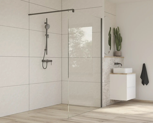 Koupelna se sprchovým koutem, sprchovou baterií a umyvadlem