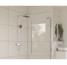 Moderní sprcha s hlavovou a ruční sprchou v světlé koupelně.