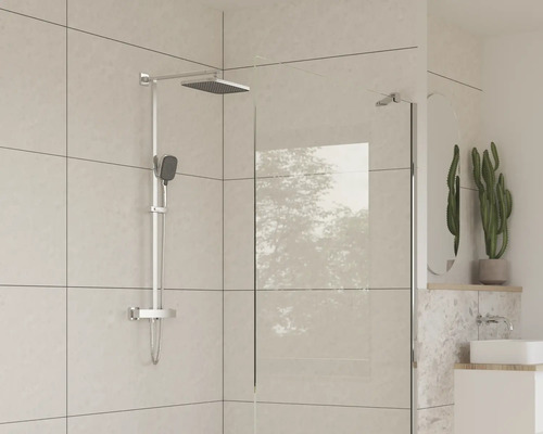 Moderní sprcha s hlavovou a ruční sprchou v světlé koupelně.