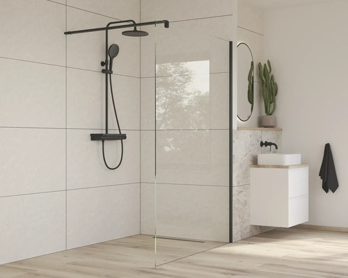 Moderní koupelna se sprchou, umyvadlem a zrcadlem