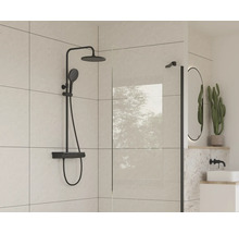 Sprchový systém s hlavovou a ruční sprchou v moderní koupelně