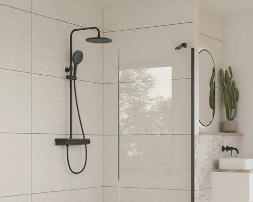 Sprchový systém s hlavovou a ruční sprchou v moderní koupelně