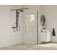 Moderní koupelna s bezbariérovým sprchovým koutem, černou sprchovou armaturou a umyvadlem