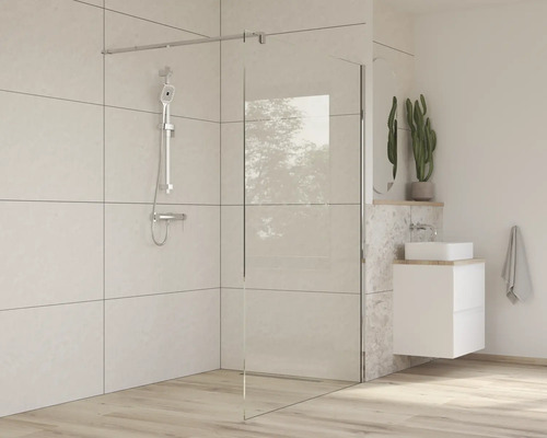 Světlá koupelna se sprchovou stěnou, umyvadlem a zrcadlem