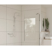 Koupelna se sprchovou baterií, sprchovou stěnou a umyvadlem