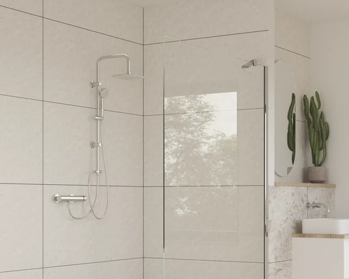 Koupelna se sprchovou baterií, sprchovou stěnou a umyvadlem