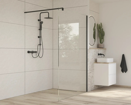 Moderní koupelna se sprchovou zástěnou, sprchovou armaturou a umyvadlovou skříňkou