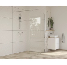 Koupelna se sprchovým koutem, umyvadlem a baterií