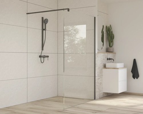 Moderní koupelna se sprchovým koutem, umyvadlem a dekorací