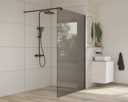 Moderní koupelna se skleněnou sprchovou zástěnou a sprchovou armaturou