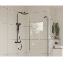 Koupelna s černou sprchovou soupravou a sprchovou zástěnou