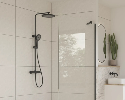 Koupelna s černou sprchovou soupravou a sprchovou zástěnou