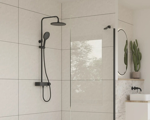 Sprchový kout s armaturami a doplňky ve světlé koupelně