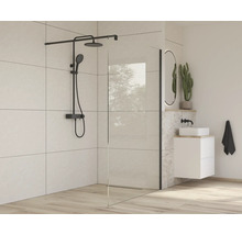 Moderní koupelna se sprchovou zástěnou, baterií a umyvadlem