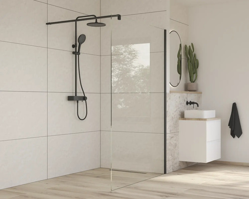 Moderní koupelna se sprchovou zástěnou, baterií a umyvadlem