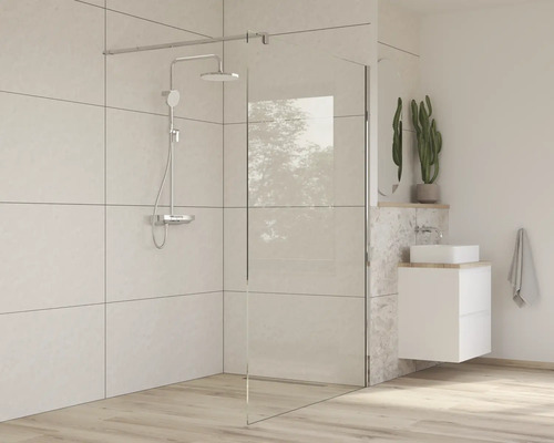 Světlá koupelna se sprchovým koutem, umyvadlem a zrcadlem