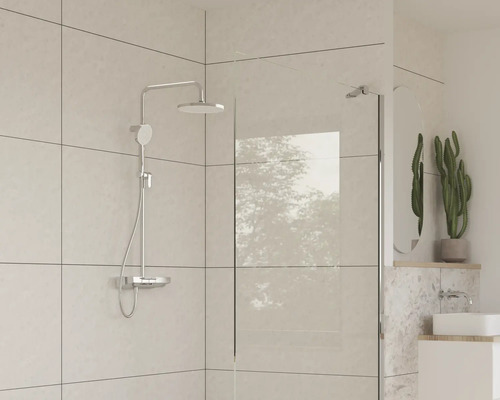 Koupelna se sprchovým koutem, sprchovým systémem a umyvadlem